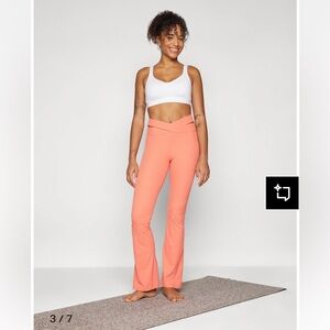 NWT Nike Coral Leggings